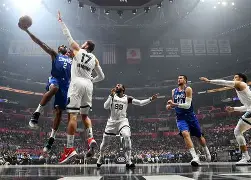 爱游戏官方入口-NBA常规赛赛程吃紧，洛杉矶快船赛前远射贴柱，态度坚定，年轻球员得到机会的简单介绍